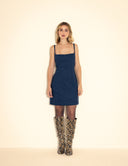 Vestido curto Clara em jeans azul escuro com decote reto e alças finas