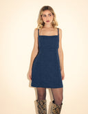 Vestido curto em jeans azul escuro com decote reto