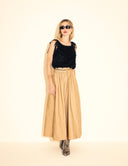 Blusa regata cropped preta com textura de penas