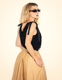 Blusa regata cropped preta com textura de penas