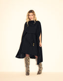 Vestido midi Mila preto com mangas capa e cós com cordão