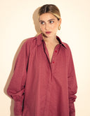 Camisa rosa framboesa com padronagem art déco e mangas bufantes