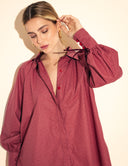 Camisa ampla rosa framboesa com padronagem art déco e mangas bufantes com amarração