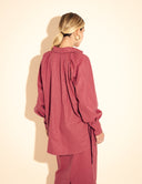 Camisa rosa framboesa com padronagem art déco e mangas bufantes