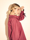 Camisa rosa framboesa com padronagem art déco e mangas bufantes