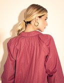 Camisa rosa framboesa com padronagem art déco e mangas bufantes