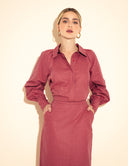 Camisa rosa framboesa com padronagem art déco e mangas bufantes